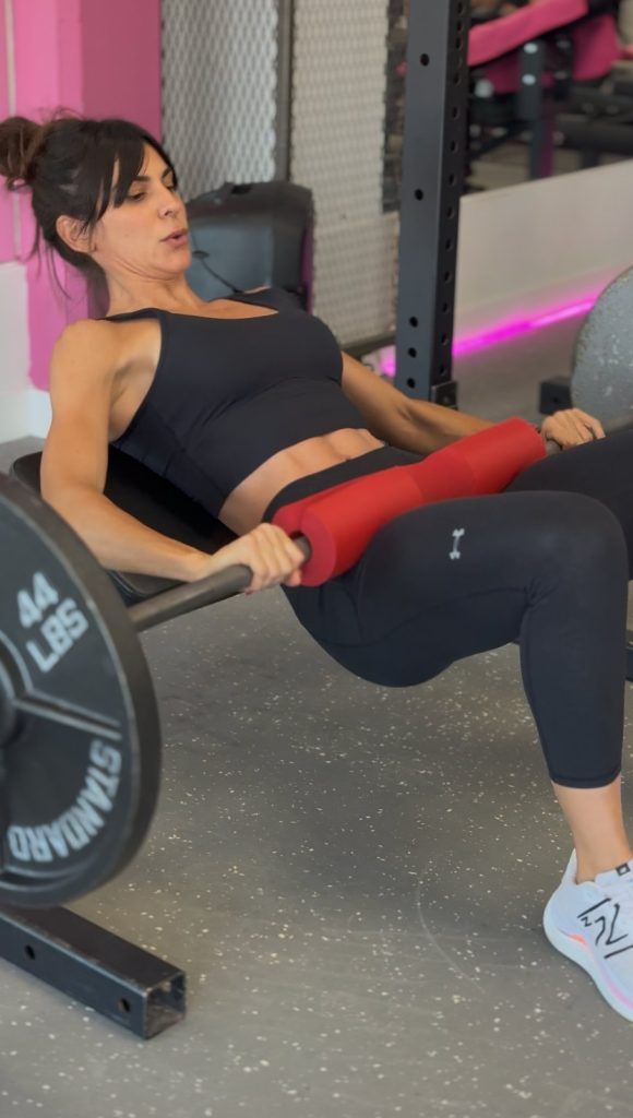 Alumna haciendo hip thrust con barra en el centro Strong Girls